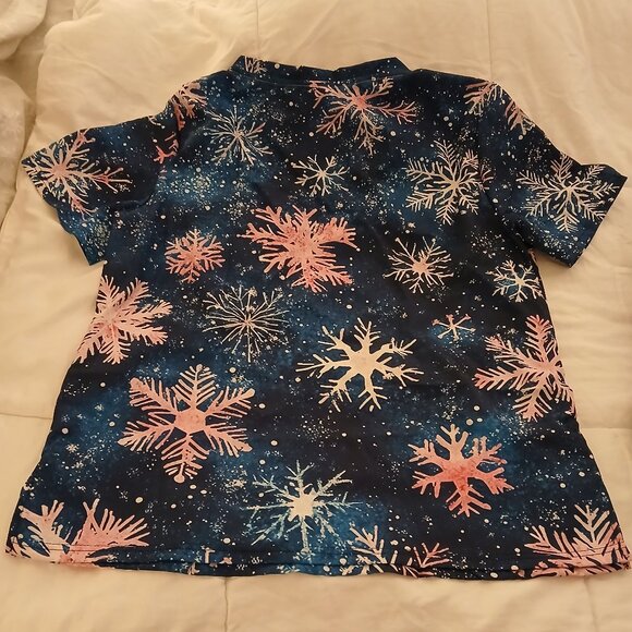 Snowflake Print Scrub Top - Picture 4 of 4